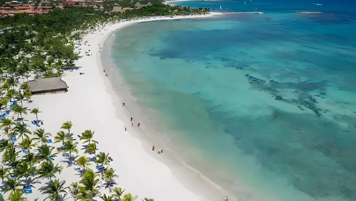 La plage de sable blanc et la mer turquoise, vue du ciel